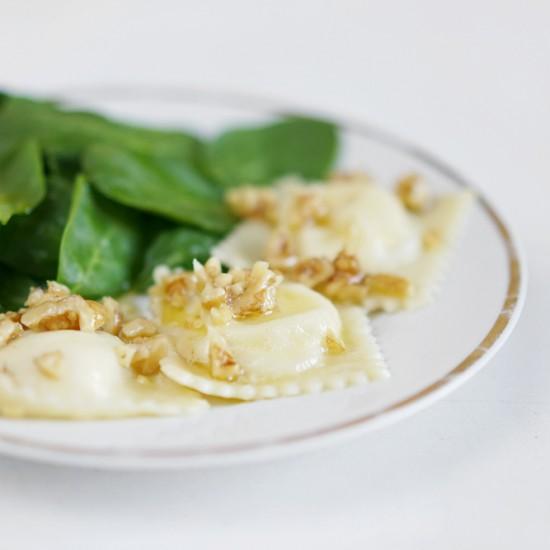 Rezeptbild: Ziegenkäse-Honig-Ravioli mit Walnussbutter