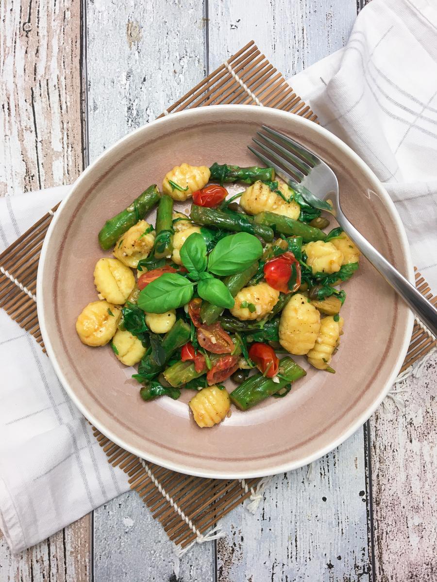 Rezeptbild: Butter Gnocchi mit grünem Spargel und Rucola