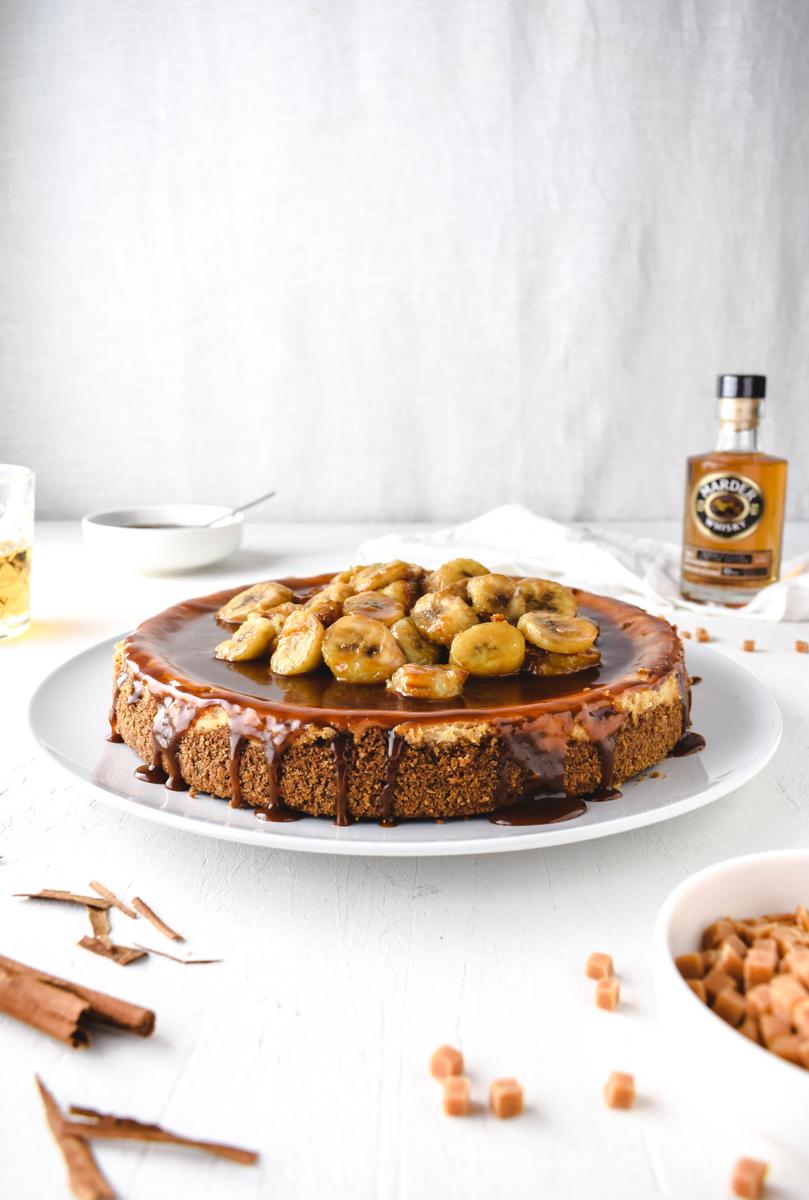 Rezeptbild: Whisky Käsekuchen mit Bananen und Karamell