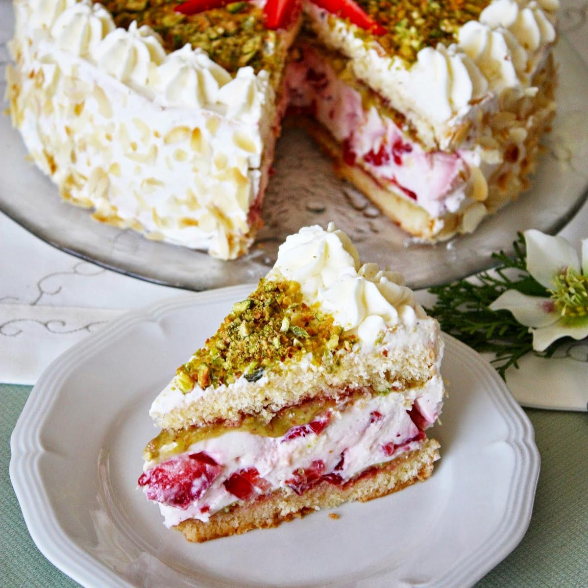 Rezeptbild: Erdbeer Joghurt Torte mit Pistazien Marzipan