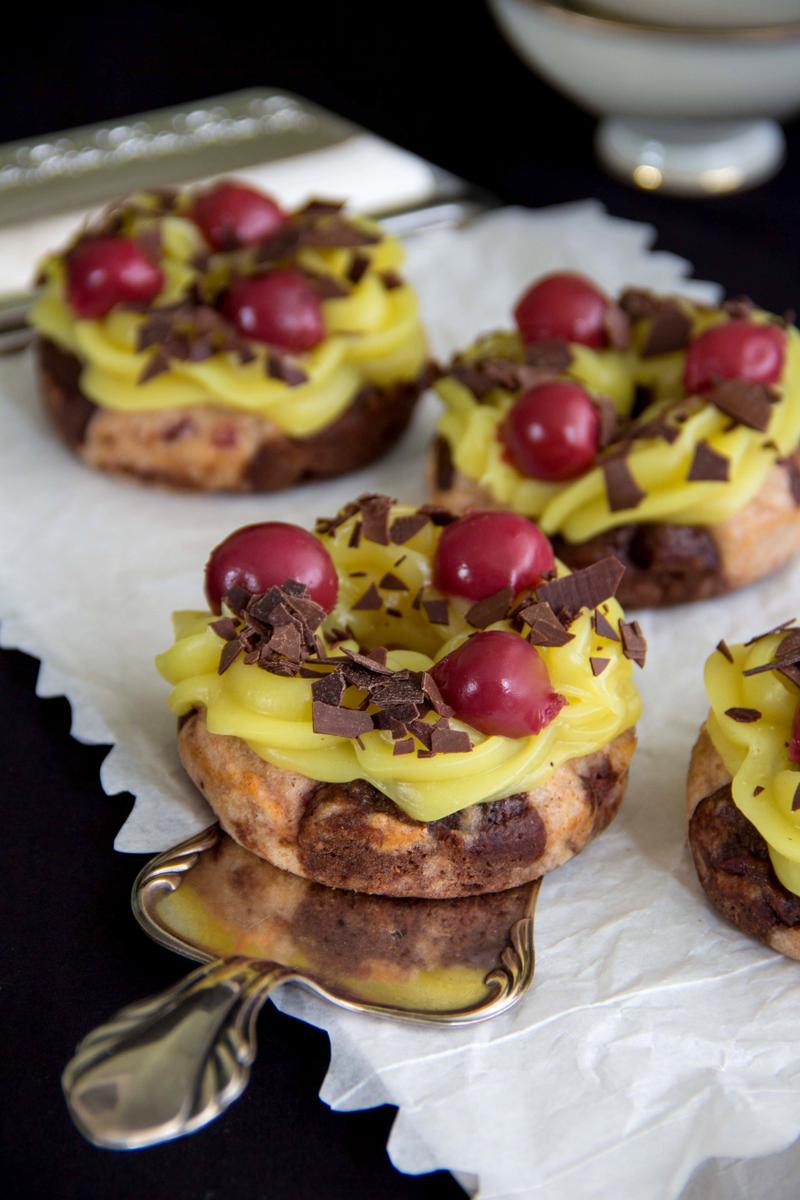 Rezeptbild: Vegane Donauwellen-Donuts aus dem Ofen