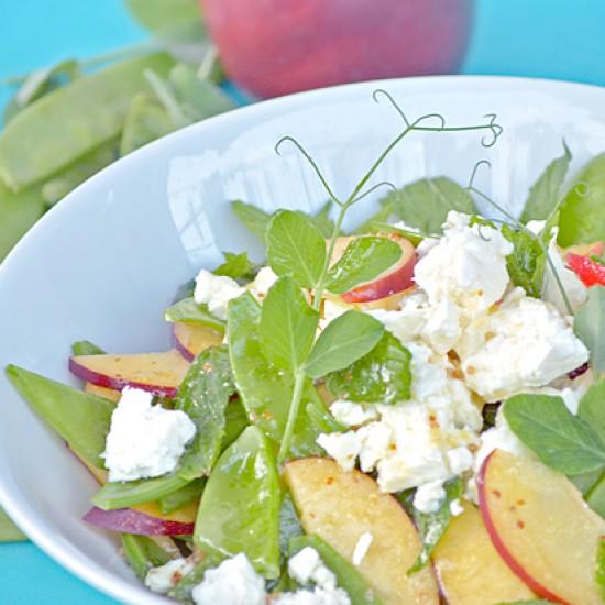 Salat mit Zuckerschoten und Nektarinen von wildebeete • Delicat.io