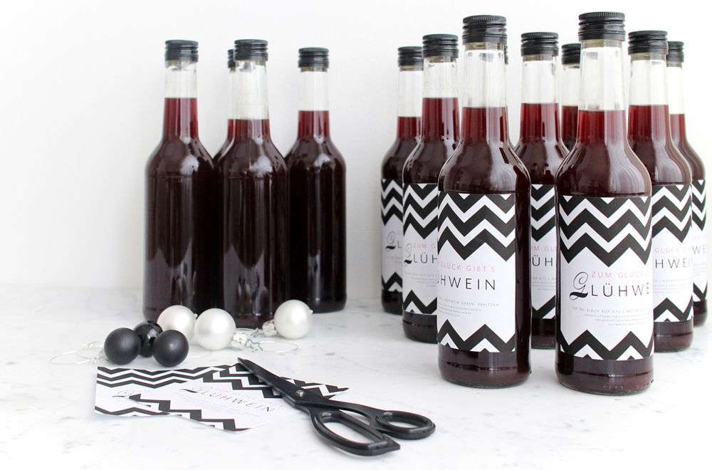 Rezeptbild: Glühweinsirup - ein perfektes Geschenk aus der Küche