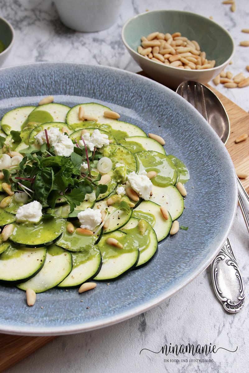 Rezeptbild: Zucchini-Carpaccio mit Feta und Kräuter-Vinaigrette