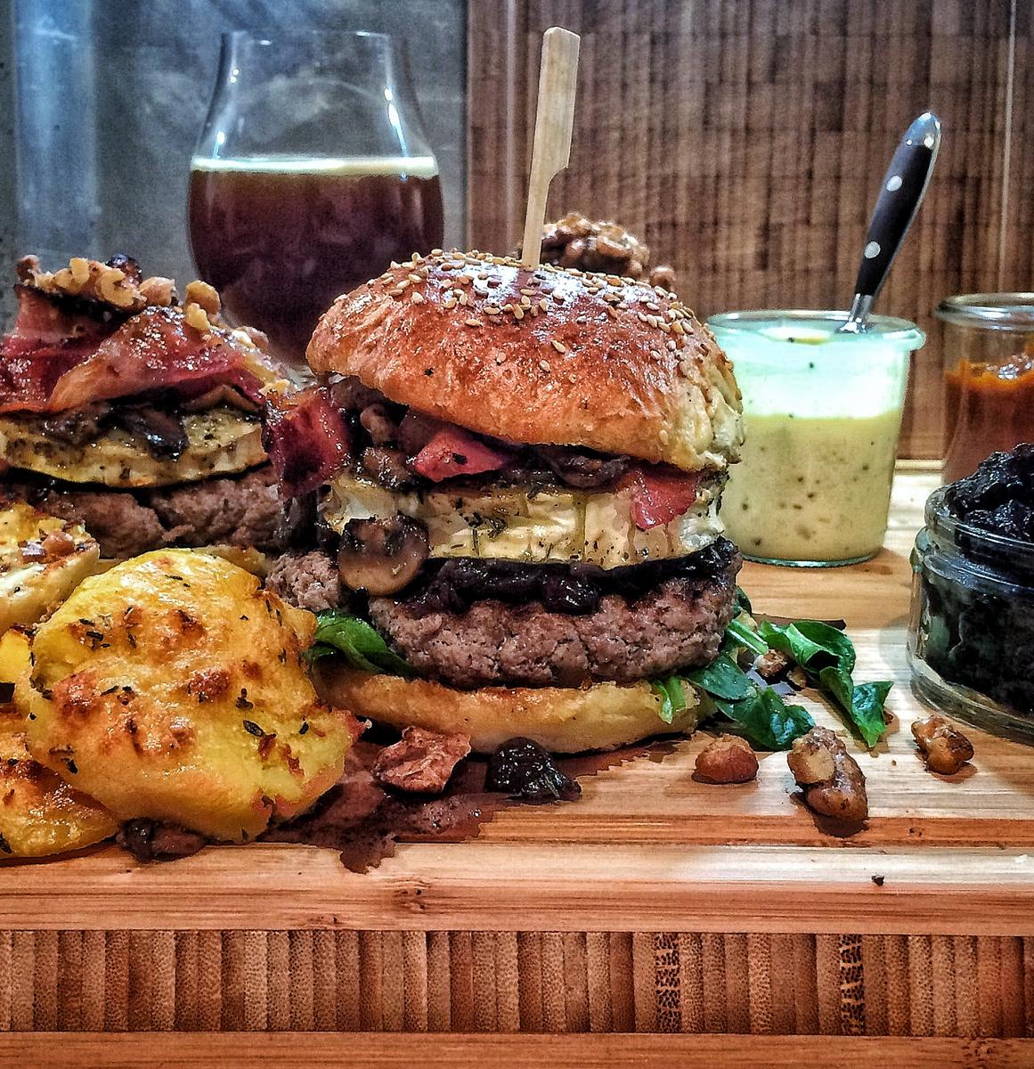 Rezeptbild: Mein perfekter Burger mit Ziegenkäse-Taler und Cranberry-Zwiebeln