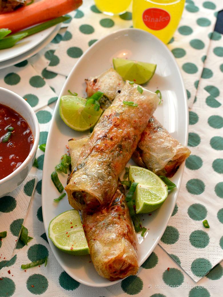 Rezeptbild: Frühlingsrollen aus dem Ofen mit selbstgemachter süß-saurer Sauce