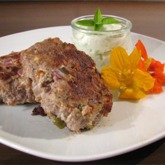 Rezeptbild: Kleine Oliven-Schafskäse-Hacksteaks mit Tzatziki