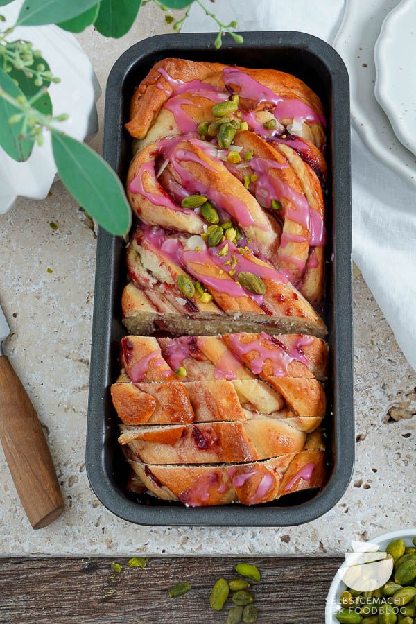 Rezeptbild: Fruchtiger Hefezopf mit Beeren (Babka)