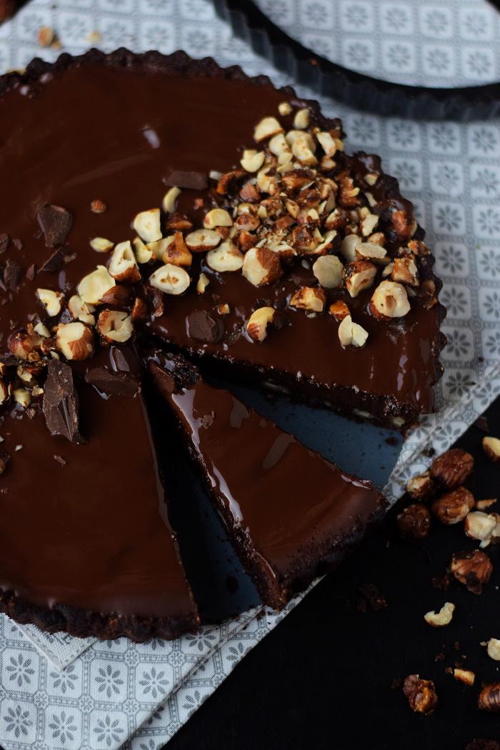 Rezeptbild: Schokoladen-Tarte mit knusprigen Haselnüssen