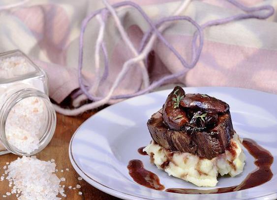 Rezeptbild: Rinderfilet aus dem Salzteigmantel und Rotweinschalotten