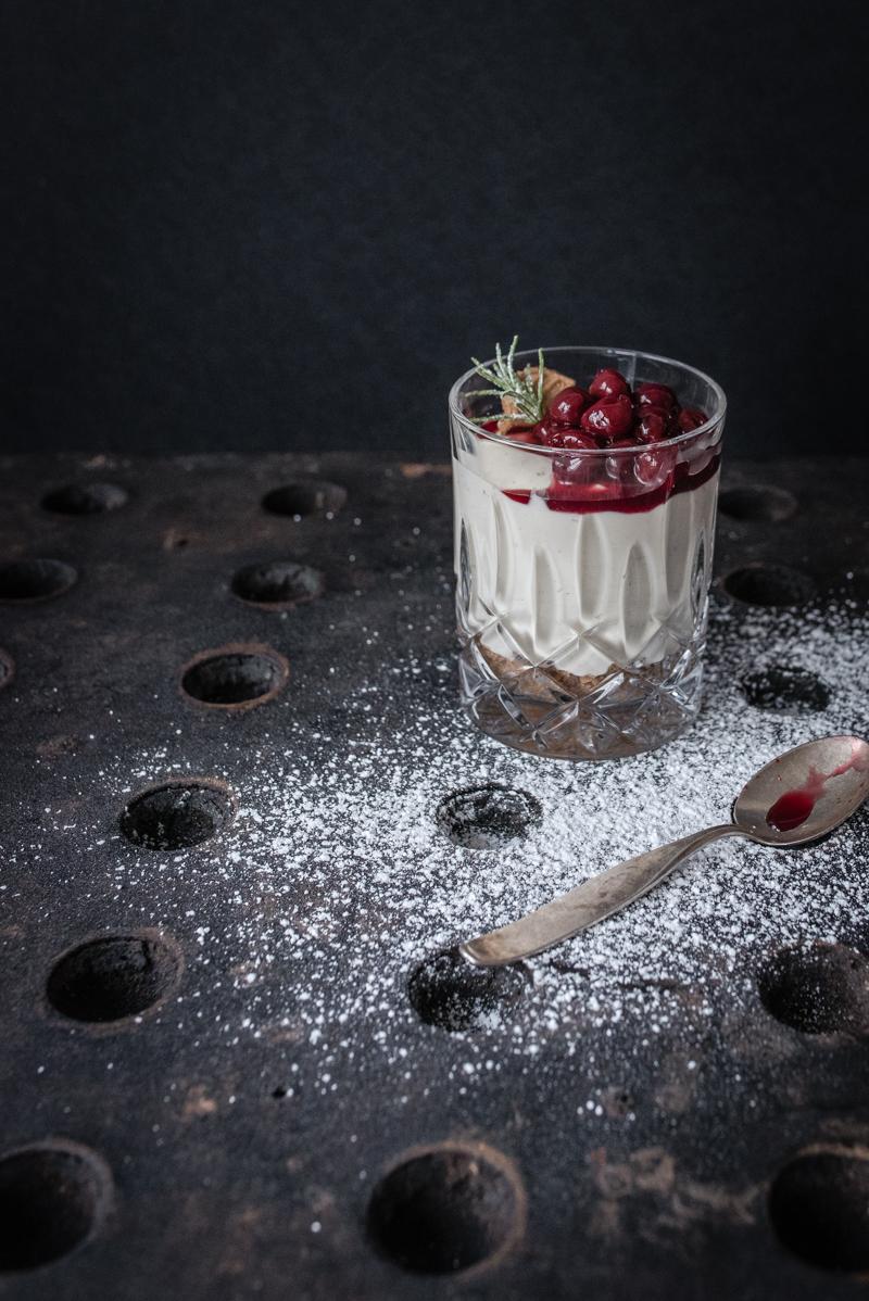 Rezeptbild: Cheesecakecrème mit Tonkabohne im Glas, Butterspekulatiusboden, Gewürzkirschen