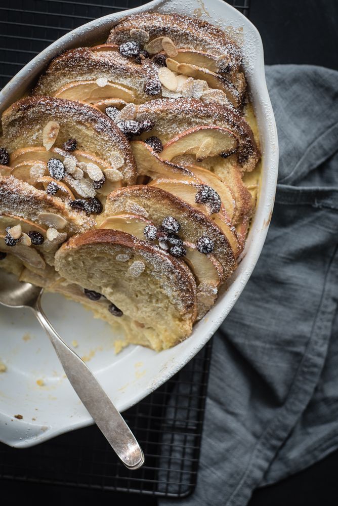 Rezeptbild: OFENSCHLUPFER MIT ÄPFELN, RUMROSINEN UND VANILLESAUCE