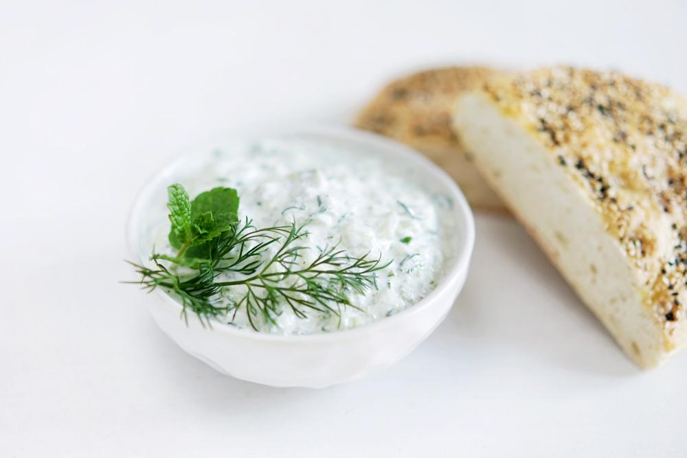 Rezeptbild: Türkischer Dip mit Joghurt, Gurken, Minze und Dill [Cacık]