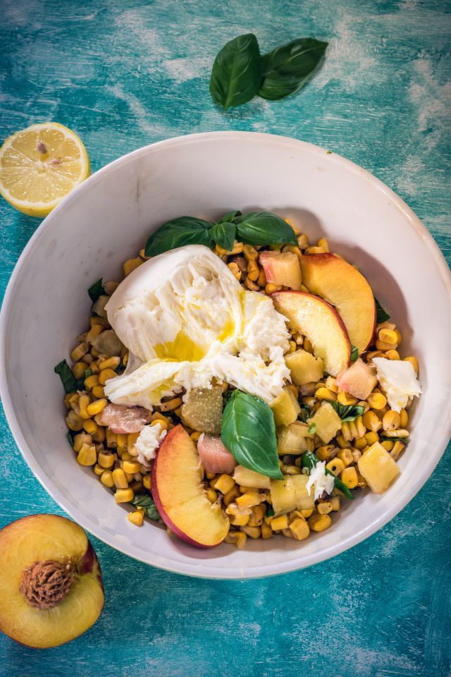 Rezeptbild: Maissalat mit Nektarine, Rhabarber und Mozzarella