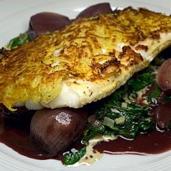 Rezeptbild: Kabeljau mit Kartoffelkruste, Rotweinschalotten und Spinat