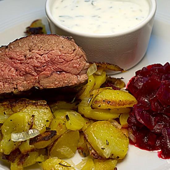 Rezeptbild: Rückwärts gebratene Lammhüfte mit Rote-Zwiebel-Ragout und Minz-Joghurt