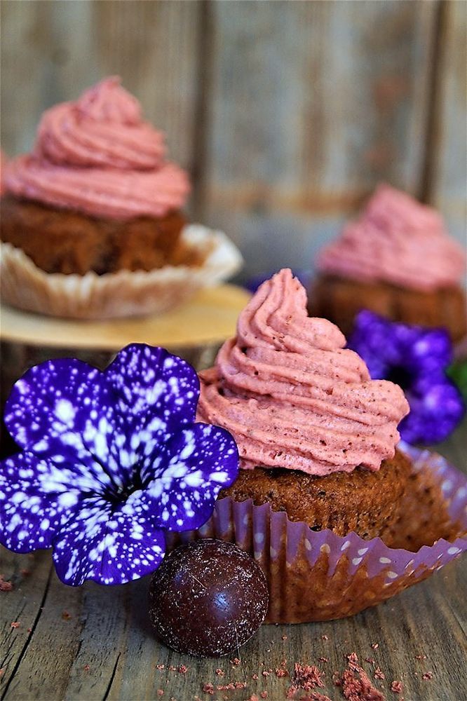 Rezeptbild: Heidelbeer Haselnuss Muffins mit Erdbeersahne 