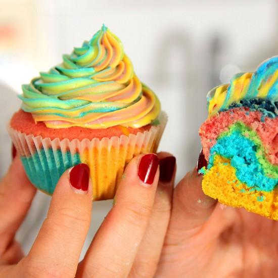 Rezeptbild: Rainbow Cupcakes (Regenbogen Cupcakes)