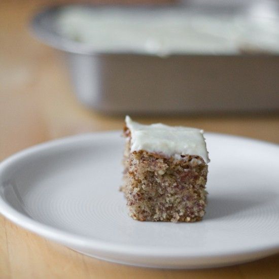 Rezeptbild: Saftige Haselnuss-Schnitten mit Frischkäse-Frosting