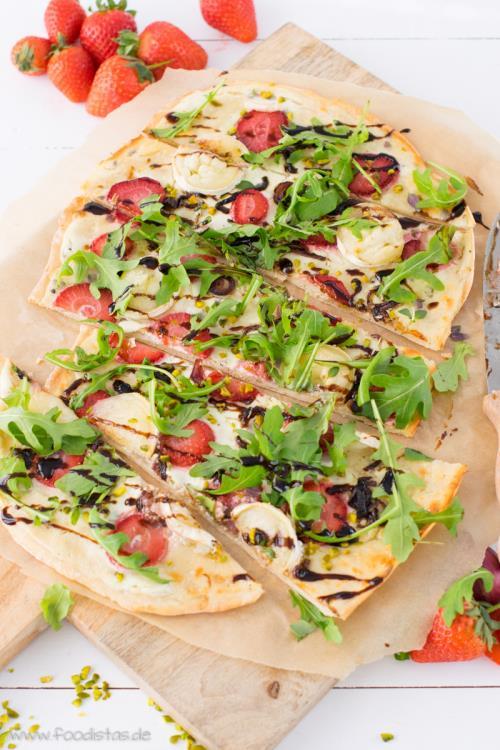 Rezeptbild: Flammkuchen mit Erdbeeren und Ziegenkäse