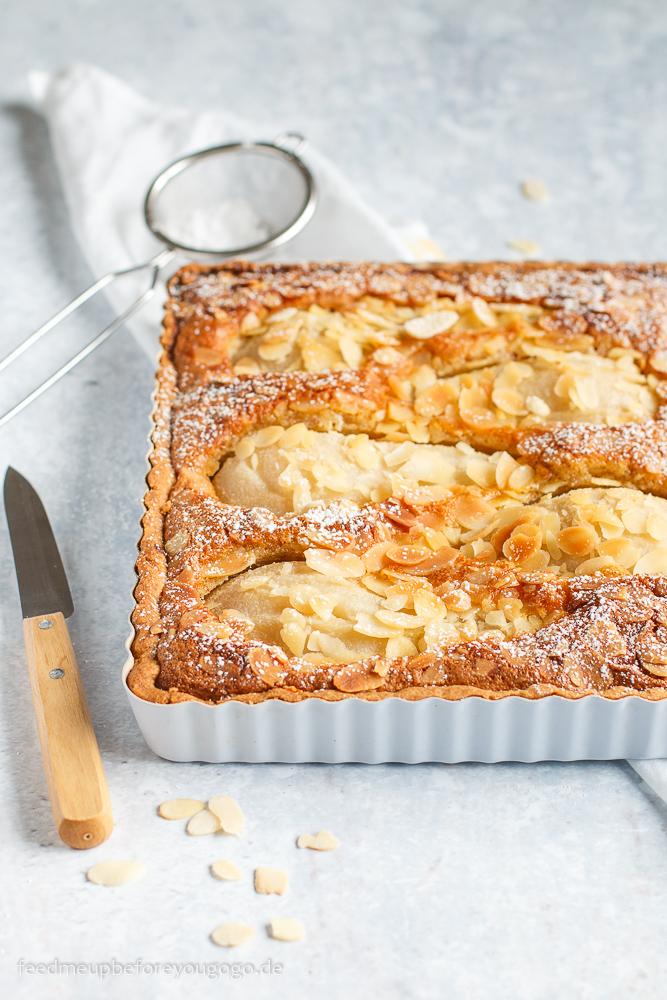 Rezeptbild: Birnen-Mandel-Tarte mit pochierten Vanille-Birnen