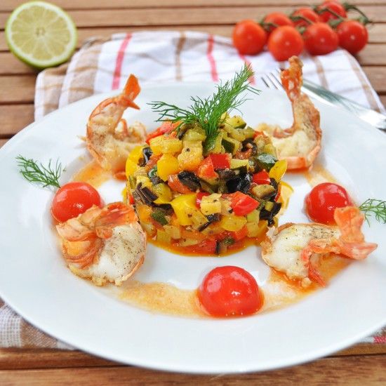Rezeptbild: Riesengarnelen mit Gemüse-Tatar und Tomaten-Vinaigrette