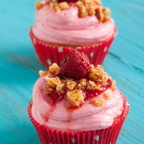 Rezeptbild: Himbeer-Cupcakes mit Macadamia-Karamell