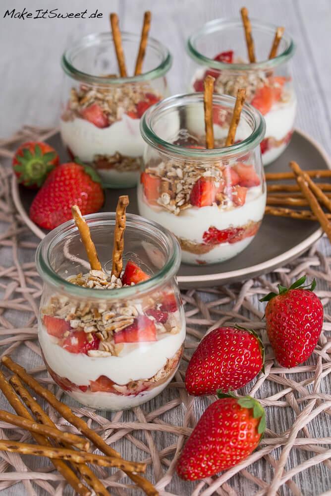 Rezeptbild: Erdbeerdessert mit Salzstangen und Vanillecreme
