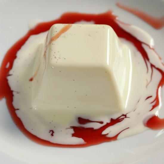 Rezeptbild: Panna cotta mit Himbeersirup