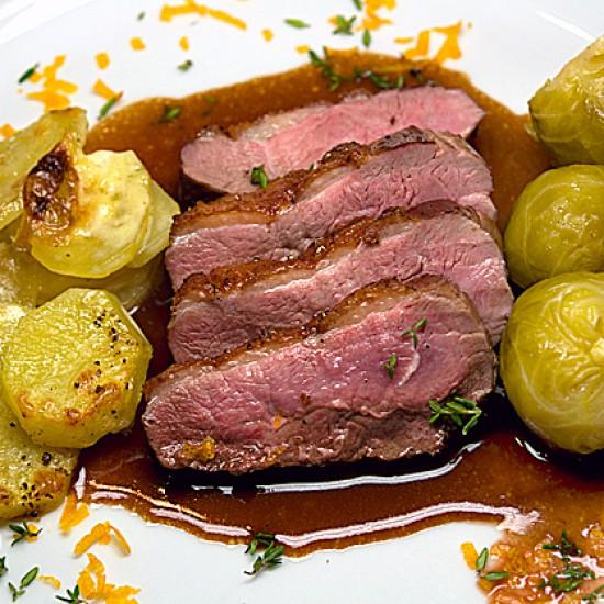 Rezeptbild: Rückwärts gebratene Entenbrust mit Portwein-Anis-Sauce