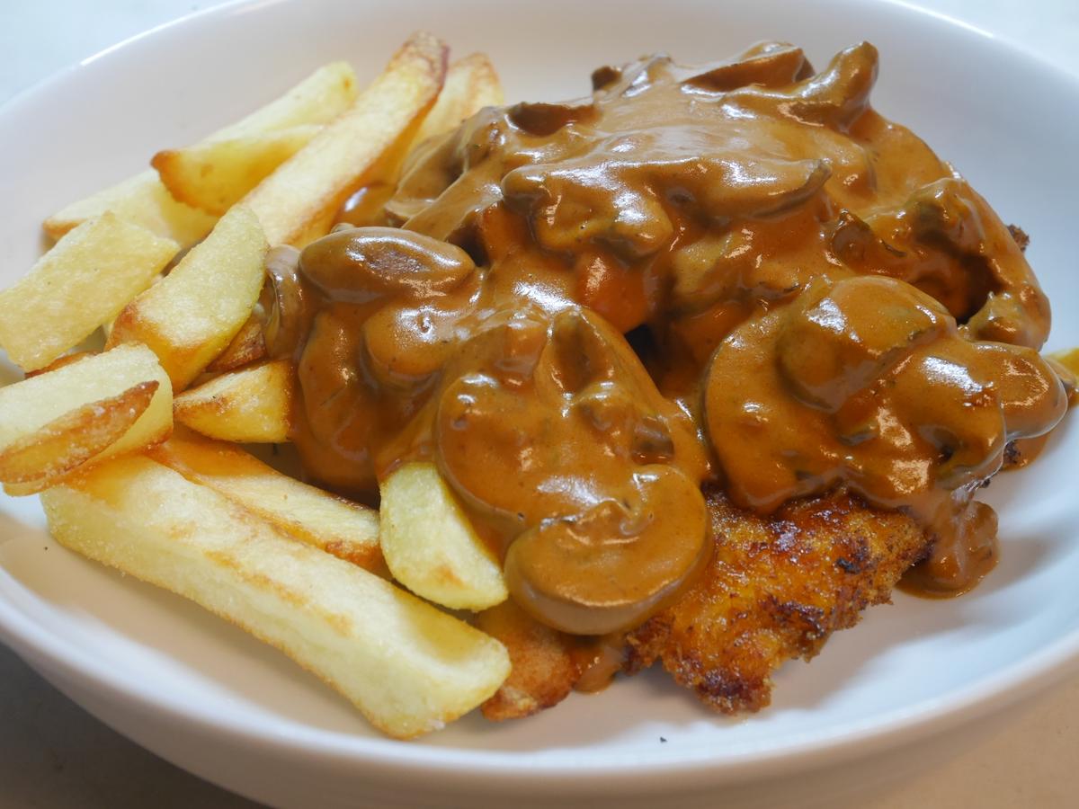 Rezeptbild: Schnitzel aus dem Airfryer mit Metaxa-Soße und Pommes