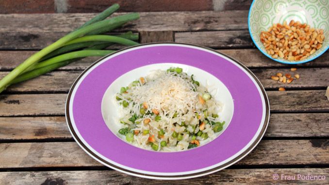 Rezeptbild: Erbsenrisotto mit Frühlingszwiebeln und Pinienkernen