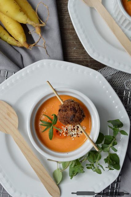 Rezeptbild: Paprika Suppe mit Hackklöße