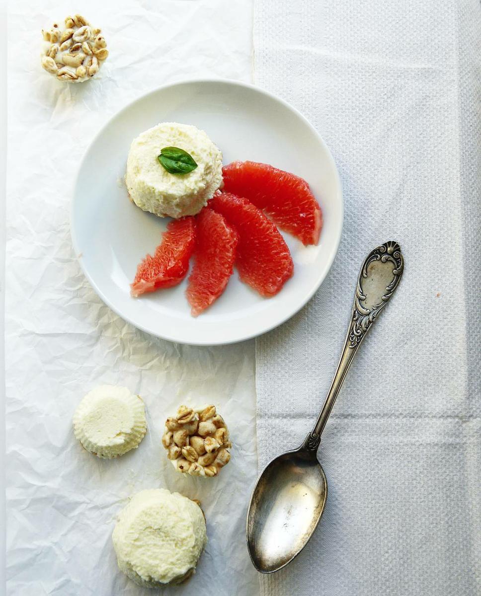 Rezeptbild: Halbgeeiste weiße Mousse au chocolat Muffins, mit Limette und Grapefruit Filets