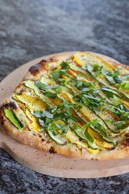 Rezeptbild: Mediterraner Flammkuchen mit Ricotta und Zucchini