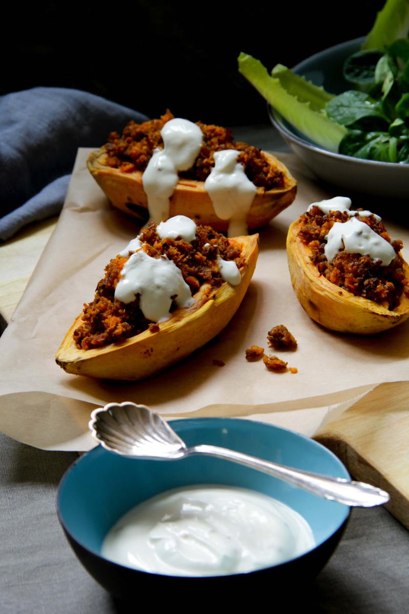 Rezeptbild: Gefüllte Süßkartoffel mit Tofuhack und Knoblauchdipp