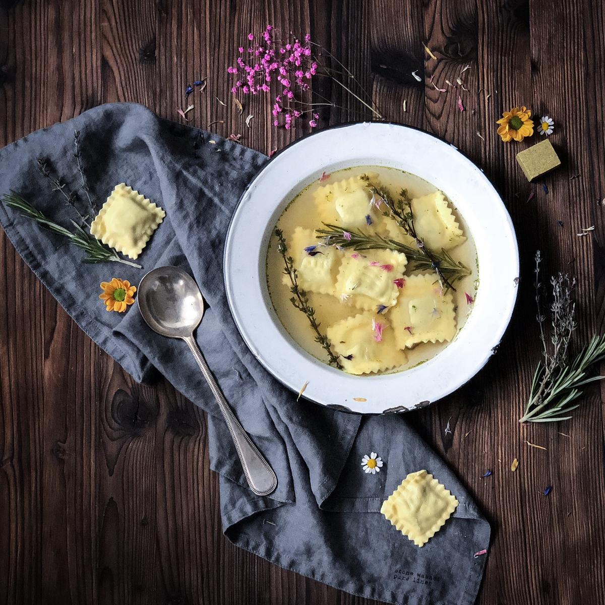 Rezeptbild: RAVIOLI IN BRODO