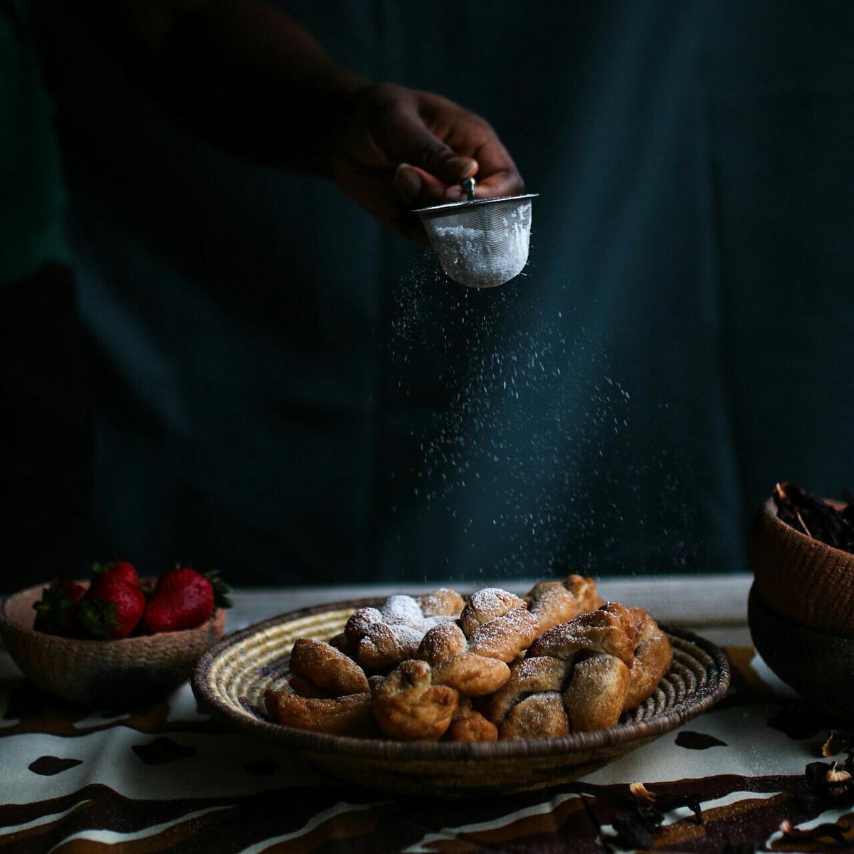 Rezeptbild: AFRIKANISCHE CHIN CHIN MIT HIBISKUS – ERDBEEREN GLASUR