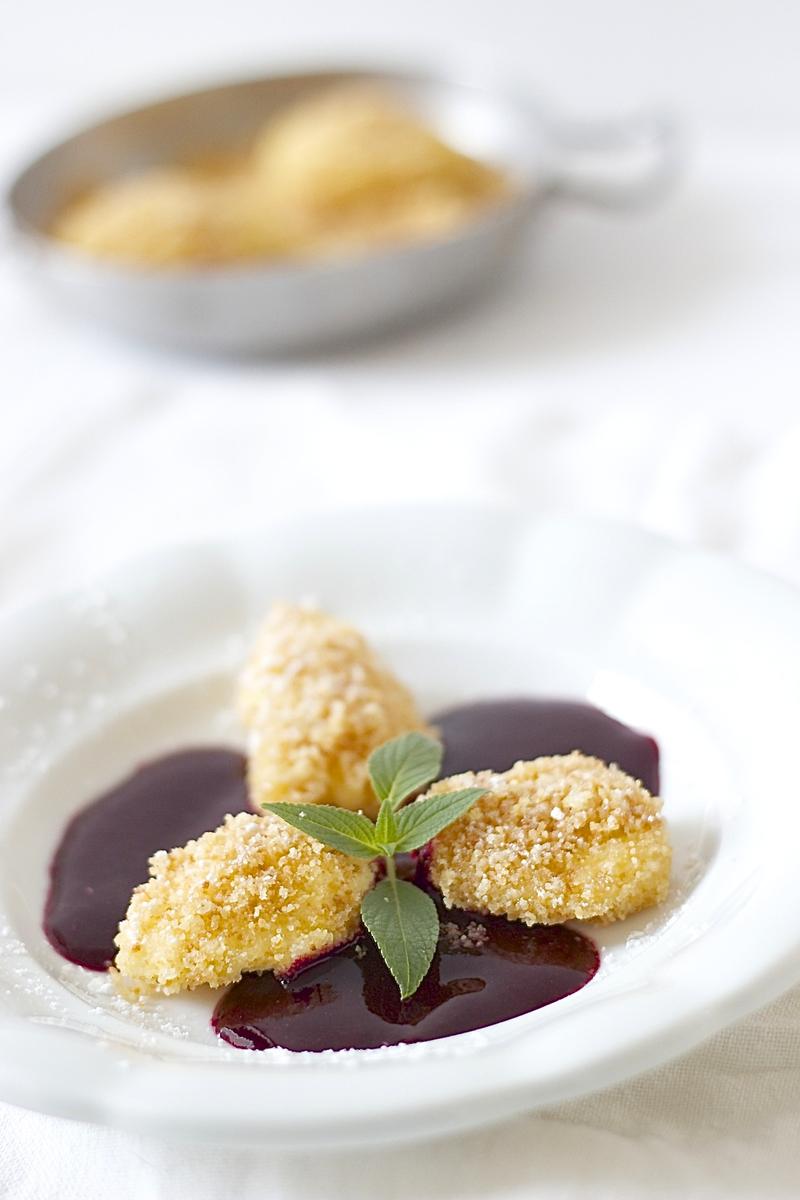 Rezeptbild: Topfennockerln mit Bröseln auf Fruchtspiegel