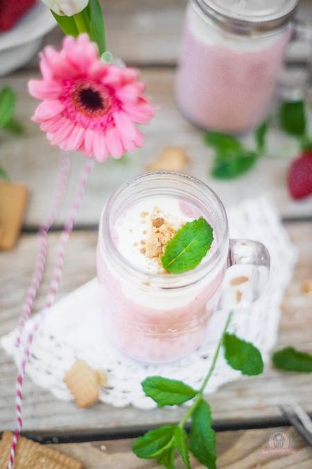 Rezeptbild: Cheesecake-Smoothie mit Erdbeeren und Quarkhäubchen