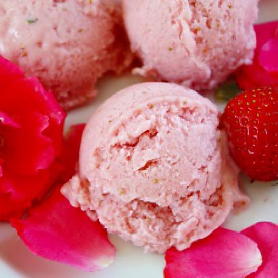 Rezeptbild: Erdbeer Rosen Eis