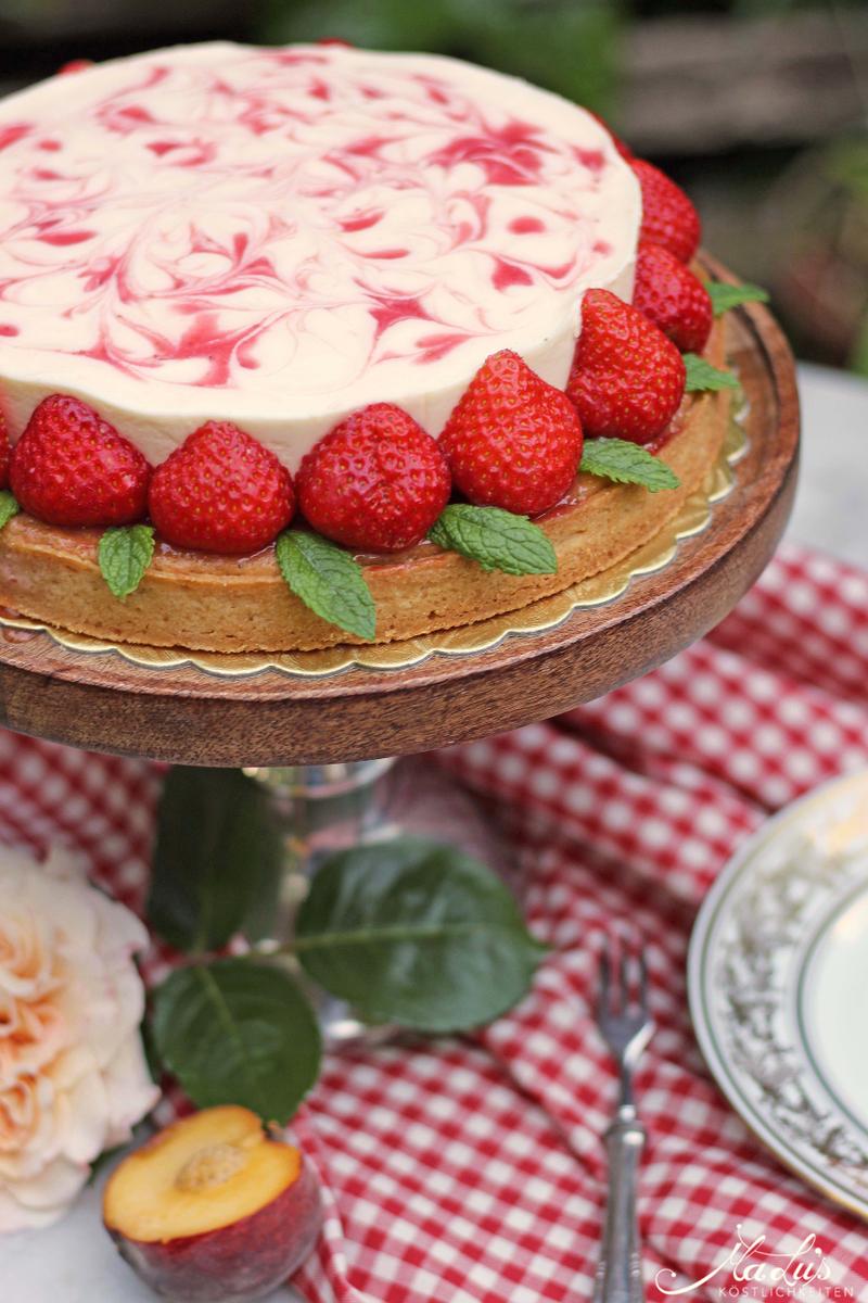 Rezeptbild: Erdbeer-Pfirsich Torte mit saftigem Mandelboden