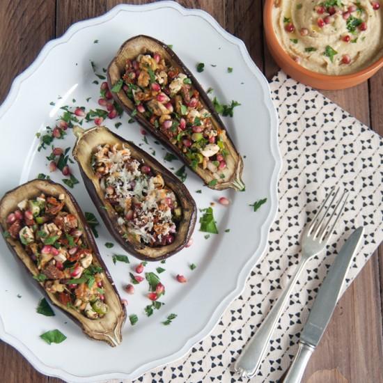 Rezeptbild: Gegrillte Aubergine mit Walnuss-Granatapfel-Kräuter-Füllung