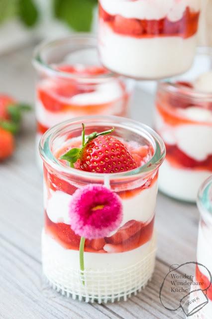 Rezeptbild: Bayrische Creme im Glas mit fruchtiger Erdbeersoße 