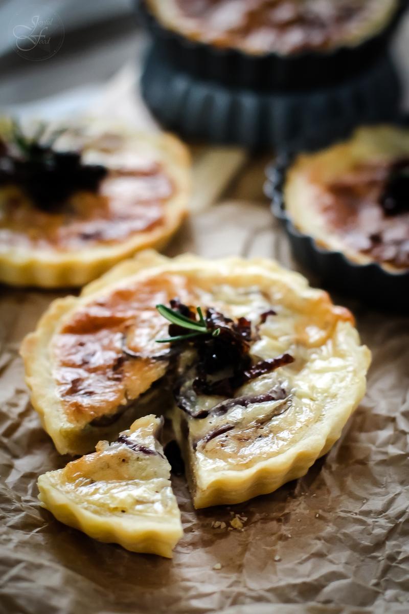 Rezeptbild: Mini Quiche mit karamellisierten Zwiebeln und Ziegenkäse