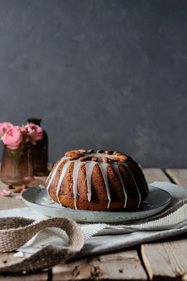 Rezeptbild: Mandel Gugelhupf mit Brandy-Vanille Glasur 
