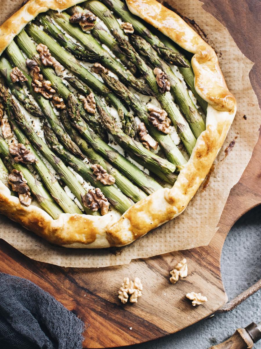 Rezeptbild: SPARGEL-GALETTE MIT SCHAFSKÄSE
