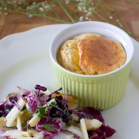 Rezeptbild: Ziegenkäse-Soufflé mit Apfel-Birnen-Radicchio-Salat