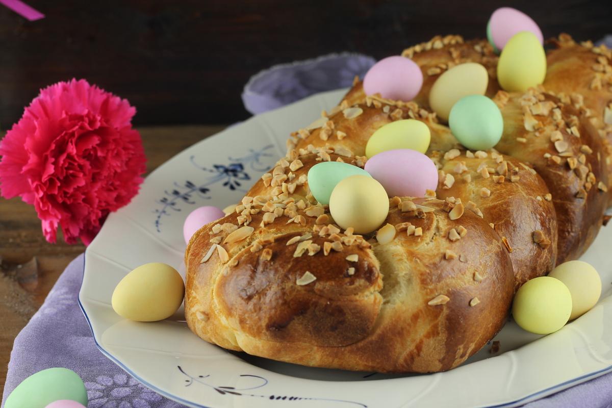 Rezeptbild: Geflochtener Brioche-Zopf mit Eierlikör