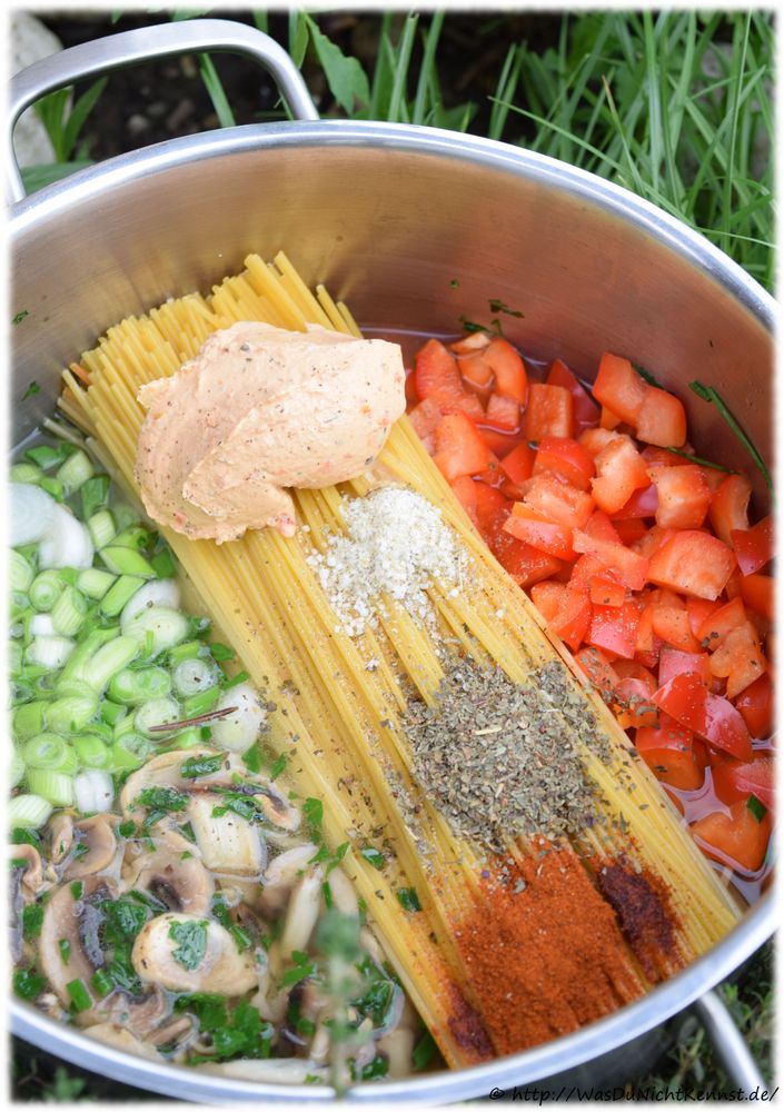 Rezeptbild: One Pot Pasta – Variation mit Champignons und Frühlingszwiebeln